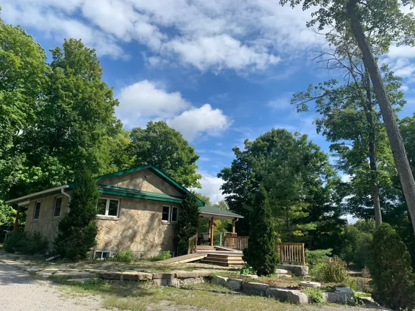 Gorgeous 4 season cottage on 15 Acres! - Image 1