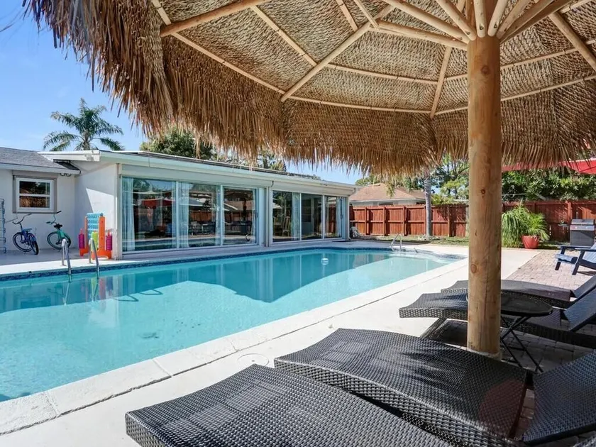 3/2 Heated Pool House Walking Distance to Beach - Image 1