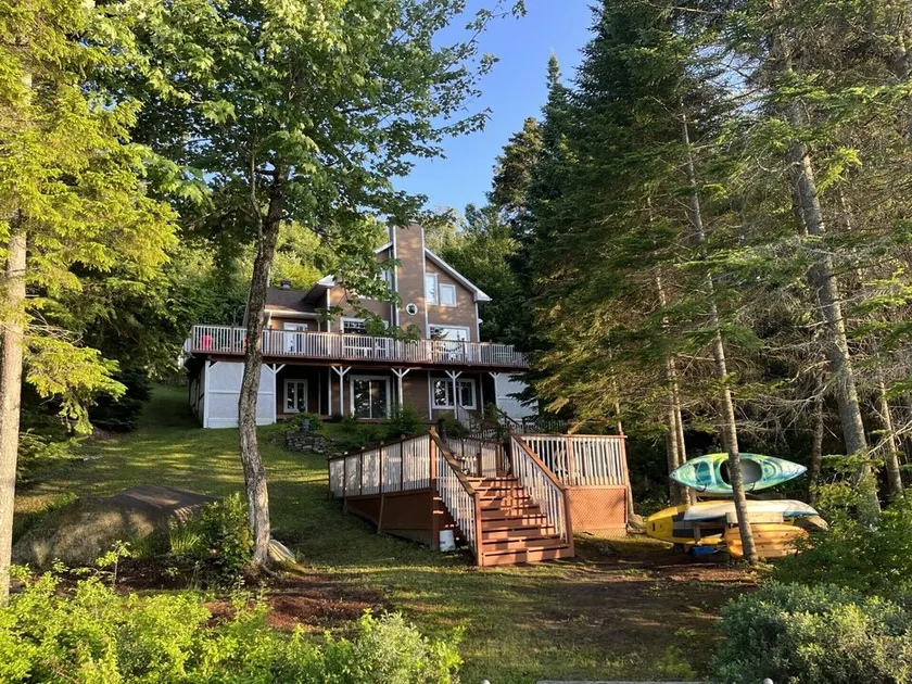 Linda casa frente ao lago localizado em St-Adolphe-D'Howard no Lago Garry .. - Image 1
