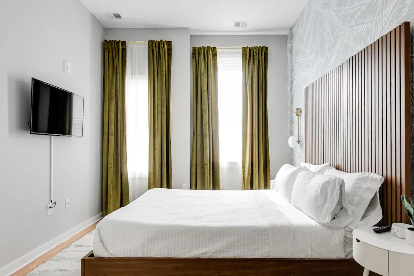 Luxe Decor & Private Balcony in Grandiose District - Image 1