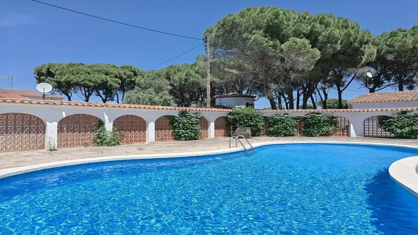 Villa Arc by Vacay L’Escala | Communal swimming pool - Image 1