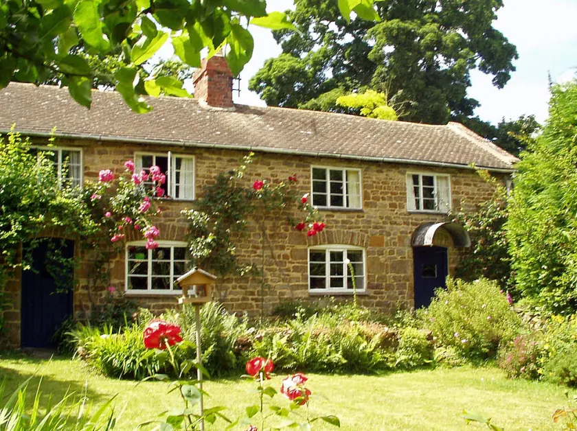 Charming old world cottage on fringe of Cotswolds - Image 1