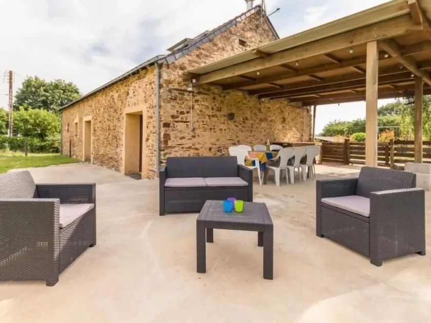 Charming House with Scenic Valley Views, Near Erdre River, Sleeps 8, Pet-Friendly - Image 1