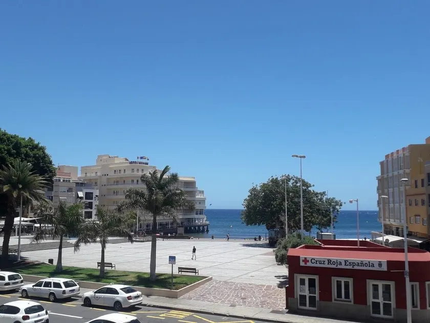 Apartamento El Médano Vista al Mar with Sea View, Wi-Fi & Balcony - Image 1