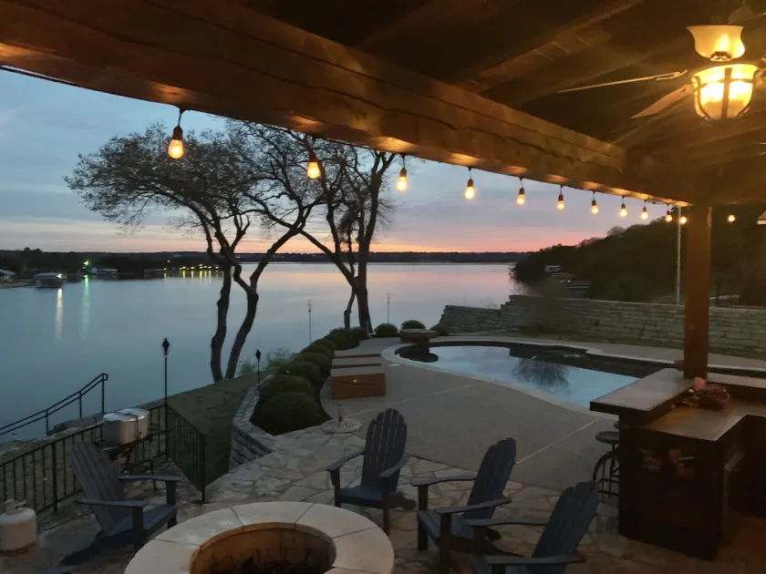 Lakefront-fastighet med pool och fyr med fantastisk utsikt över sjön,. - Image 1