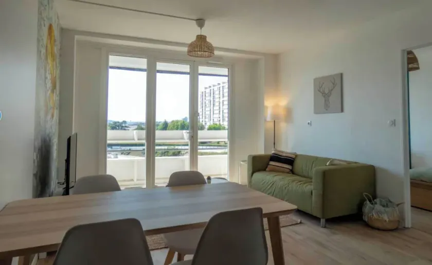 Private Room in a Shared Apartment - Bron - Image 1