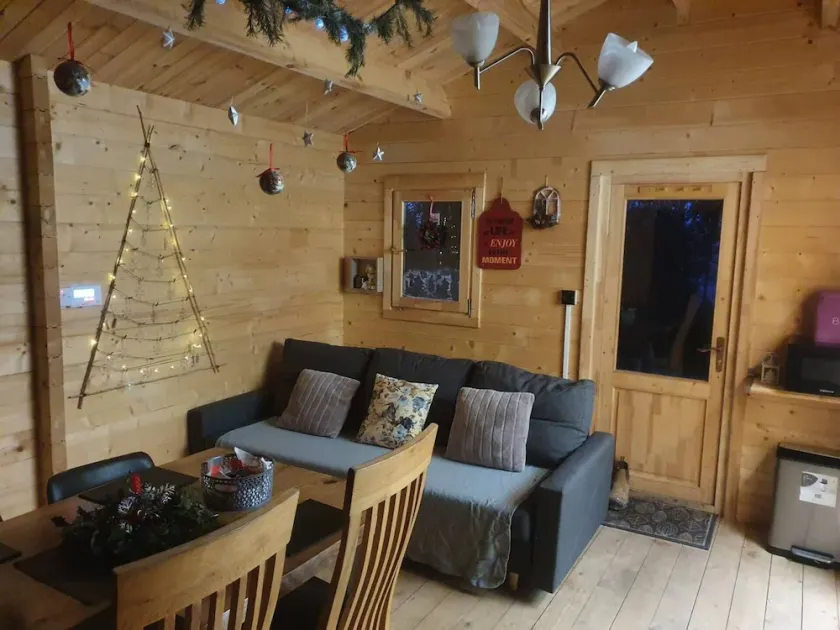 Log cabin on the lake - Sleeps 4 & jacuzzi - Image 1