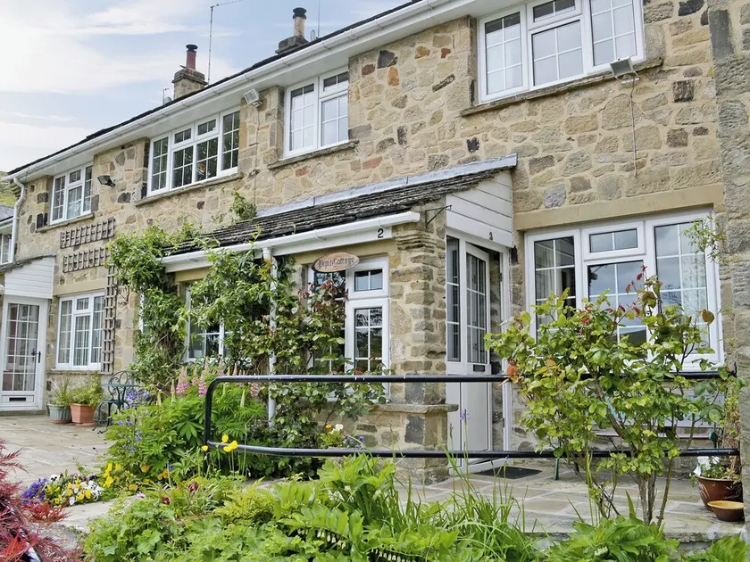 20 steps to entrance with handrail. - Image 1