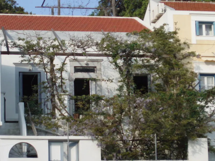 Pretty village house with very nice view over Symi harbour from large terraces. - Image 1