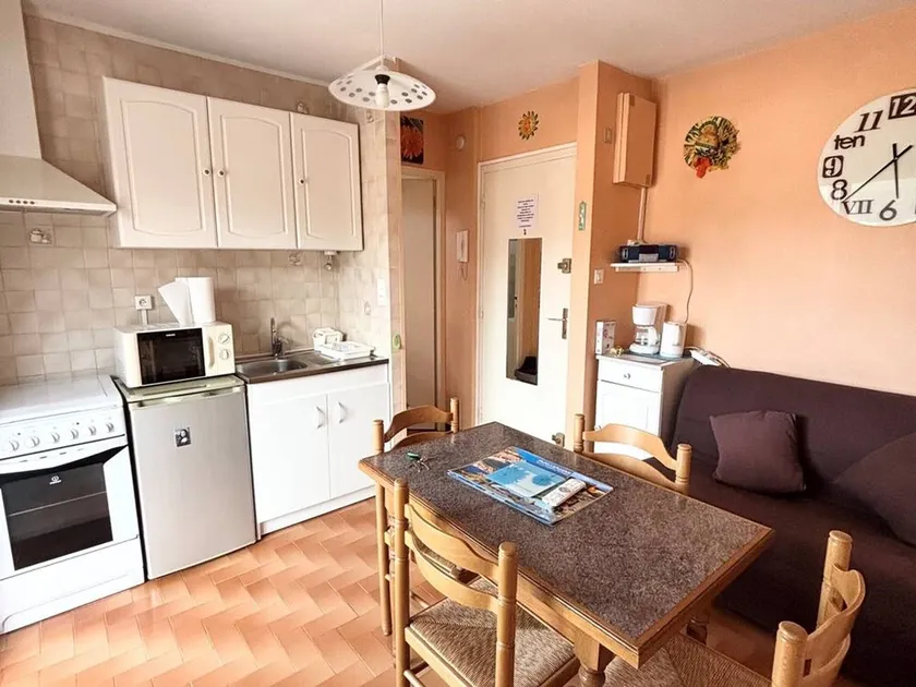 Cozy F2 Apartment with Parking, 1km to Baths, Pet-Friendly, Sleeps 3 - Image 1