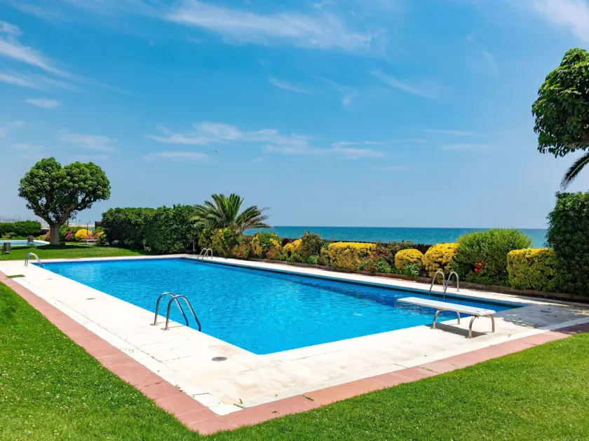 Fin lejlighed for 6 personer med pool, WIFI, TV og balkon - Image 1