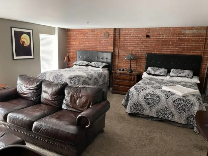 Double Queen Guestroom - Image 1