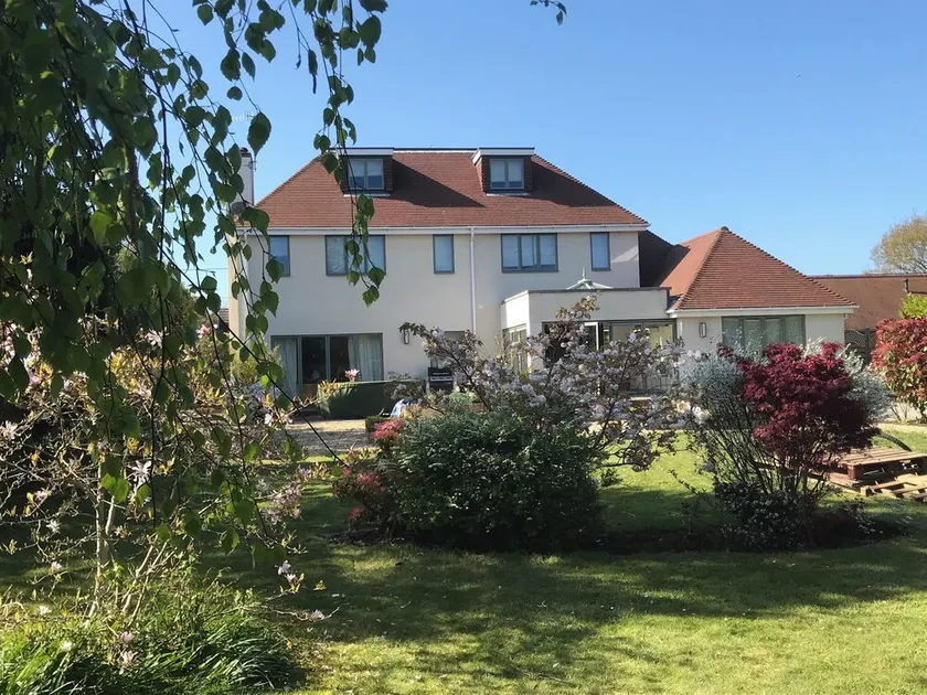 Beautiful, spacious family house close to village amenities and harbour/beach - Image 1