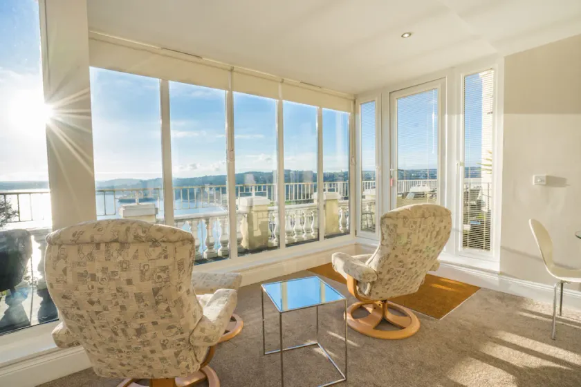 Apartamento Premier con una cama con vistas al mar y balcón. - Image 1