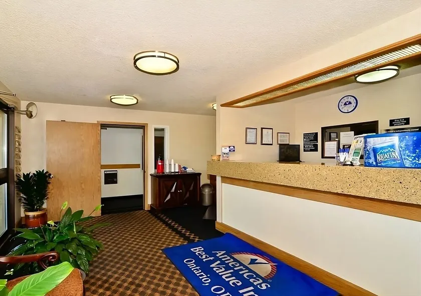 Comfort and Convenience! Pet-friendly, Free Parking and Breakfast, Indoor Pool - Image 1