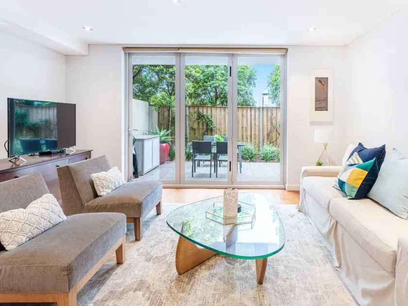 Modern apartment with Large Courtyard - Image 1