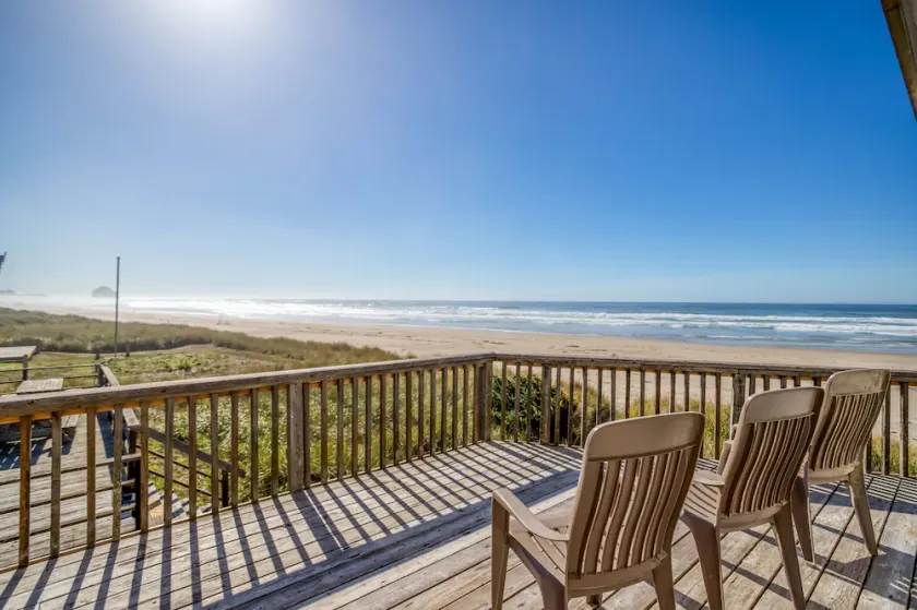 Nemmere sjov i dette fem-værelses Oceanfront Home med privat strandadgang - Image 1