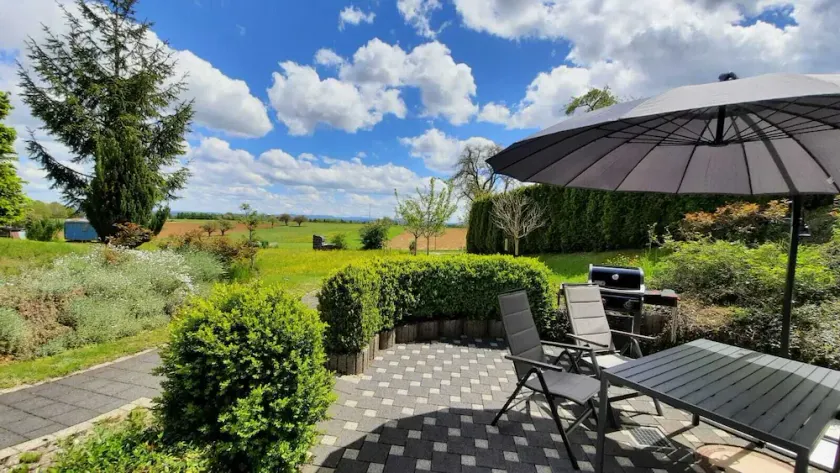 Ruhige und Sonnige Ferienwohnung mit Eigener Terrasse und Aussicht in die Natur - Image 1