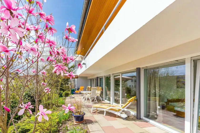 Large apartment with wonderful south-facing terrace and large garden - Image 1