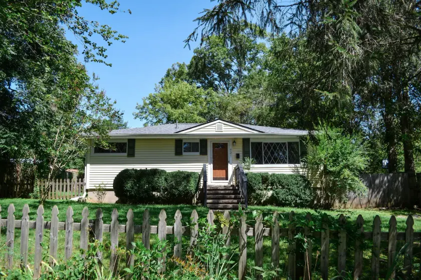 Cozy Cottage only steps away from Downtown Brevard! - Image 1