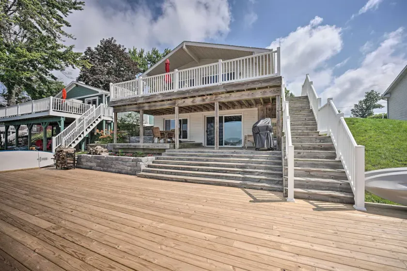 Lakeside home with large deck for enjoyment - Image 1