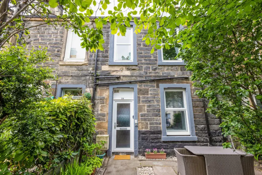 JOIVY Charming Apartment near Leith Links with Patio - Image 1
