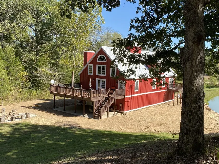 🌞Family Friendly 6 Bedroom Lodge.Restored Barn140 acres 3 Lakes.Miles of Trails! - Image 1