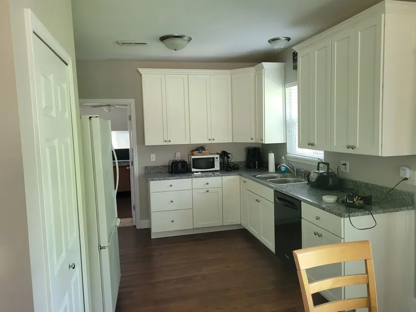Beautiful remodeled house  a short walk to lake with shared pier. - Image 1