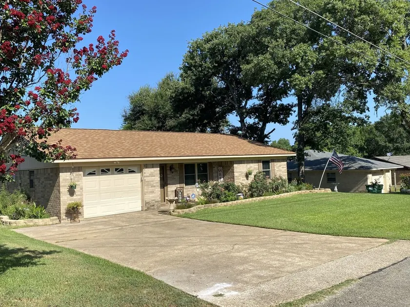 Conveniently located 3 bedroom, 2 bathroom home, 5 minutes from downtown. - Image 1