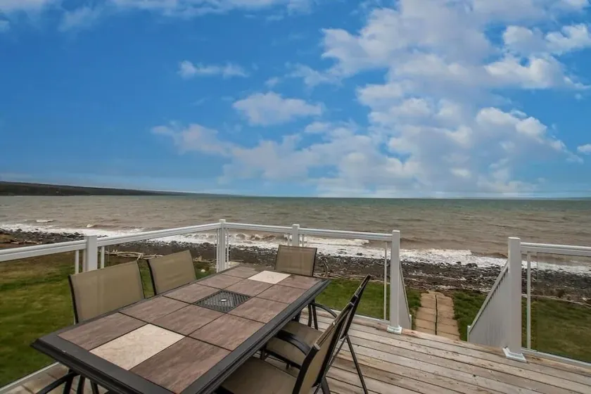 Private beachfront cottage - Image 1
