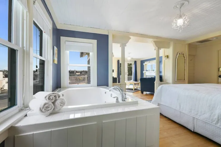 Beautiful suite with two person Jet tub. Downtown! - Image 1