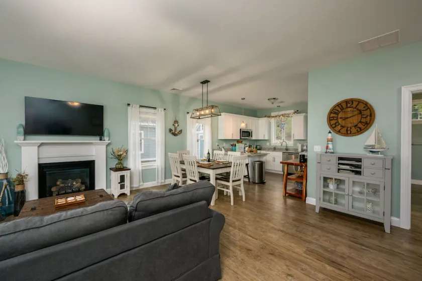 Sunkissed cottage, heated pools, club house, game room, 15 mins to local beaches - Image 1