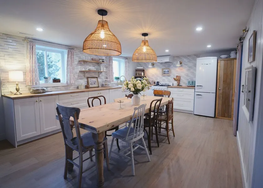 The Flower Garden Farmhouse. Stay at a Flower Farm just 1 hour from Toronto - Image 1