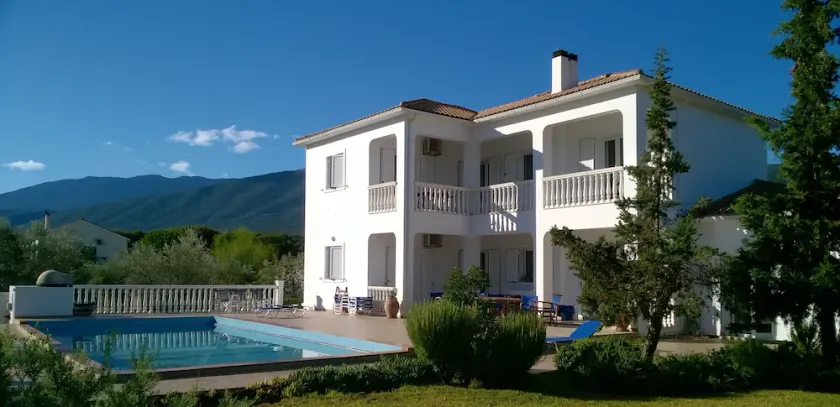 Spacious secluded rural villa with private pool, panoramic views, AC sleeps 6-14 - Image 1