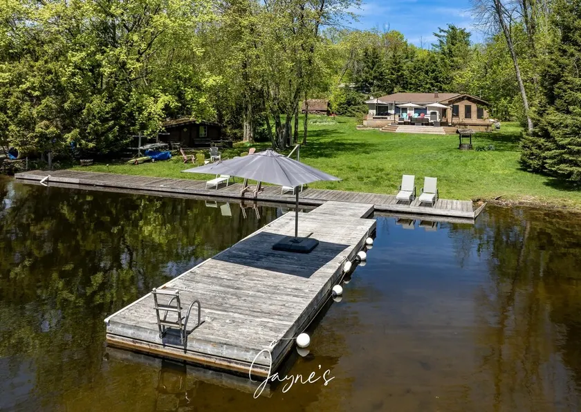 4 Bdrm South Exposure! Shallow Water, Level Land! 2017 Newly-Renovated Kitchen! - Image 1