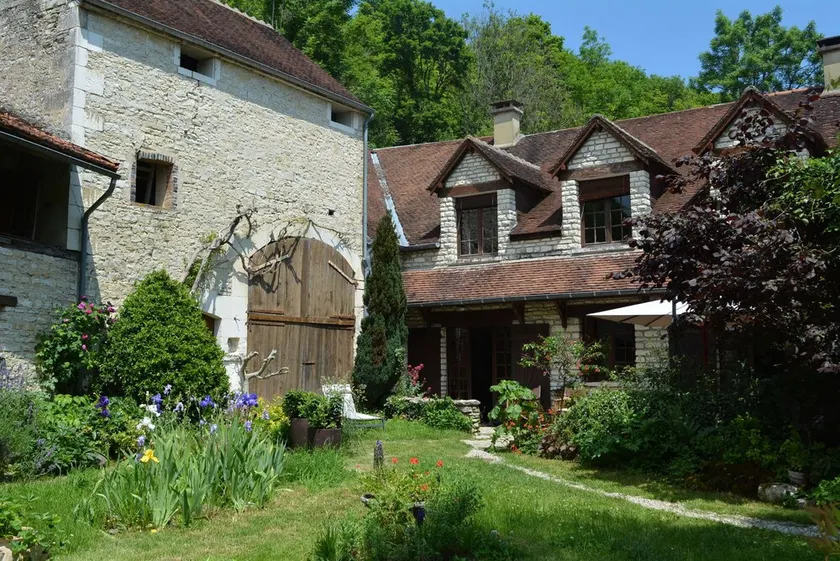 “La Ferme du Clos”, Burgundy, between Chablis and Champagne - Image 1