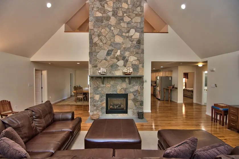 Family-friendly Modern Mountain Getaway with open floor plan and large deck - Image 1