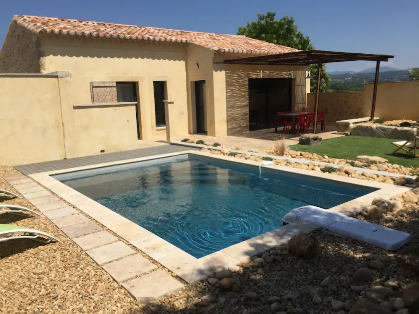 Small air-conditioned villa with heated swimming pool - Image 1