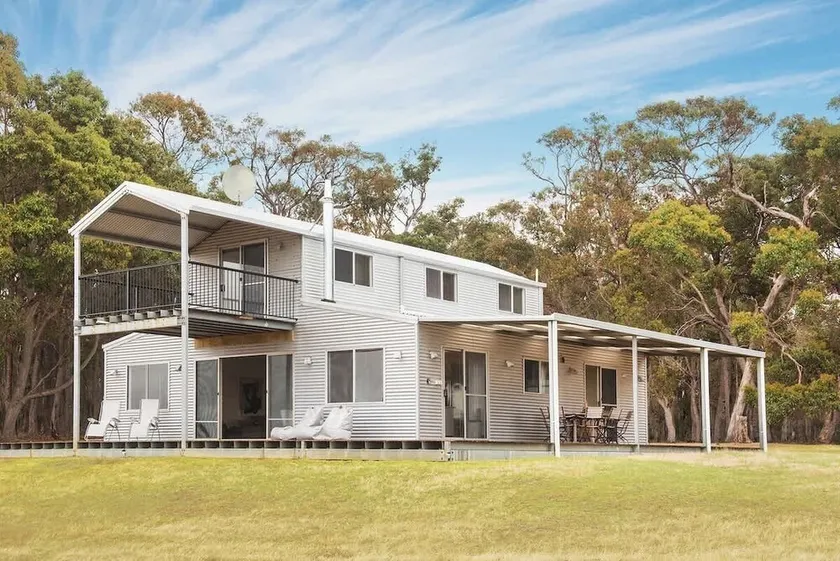 Margaret River Farmhouse: Serene Bushland Getaway - Image 1