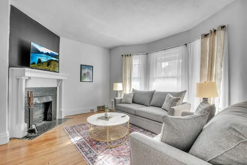 Large Charming Victorian Oasis in Elmwood Village - Image 1