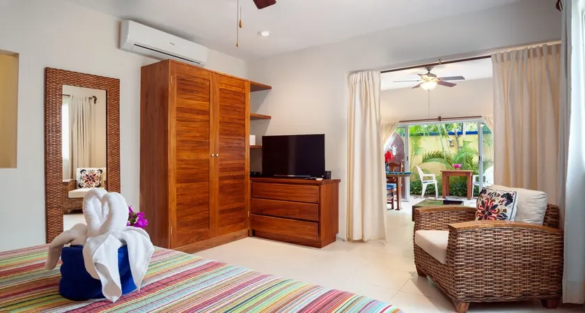 Modern, comfortable, well-appointed apartment with private garden courtyard. - Image 1