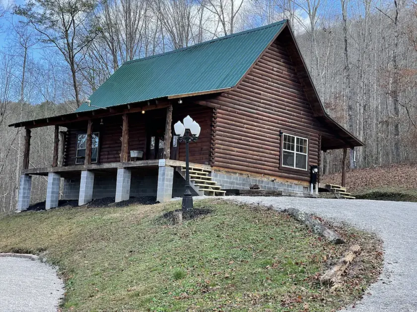 River Road Hideout  PRIVATE RIVER ACCESS! Pet friendly - Image 1