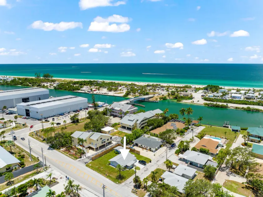 Walk to Beach. Beautifully Renovated 3BR, 2BA Home w/Outdoor Shower & Grille - Image 1