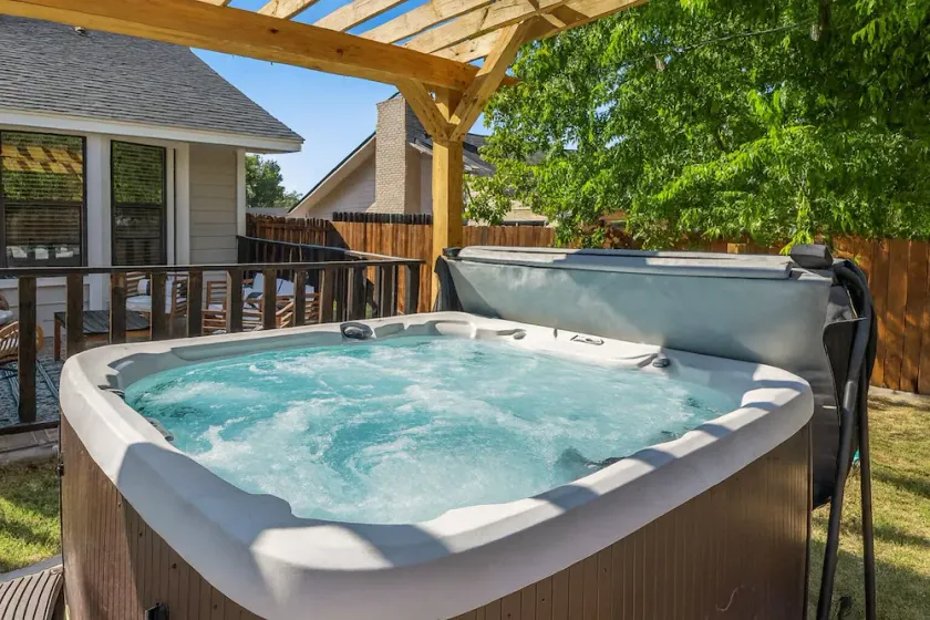 Poolside Paradise Room Fire Pit Hot Tub - Image 1