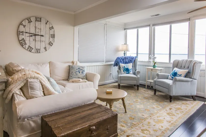 Unique 2-bedroom waterfront cottage - Image 1