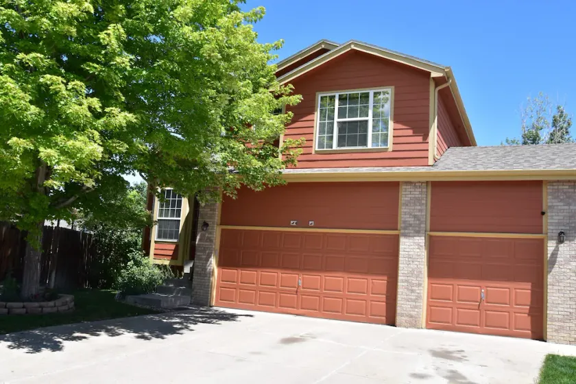 Cozy Home in quiet residential neighborhood with Den and Living room. - Image 1