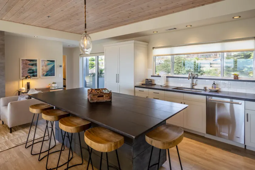 Luxuriöses Penthouse mit 2 Schlafzimmern und 2 Bädern in Shell Beach mit Blick auf die Küste und umlaufenden Balkonen - Image 1