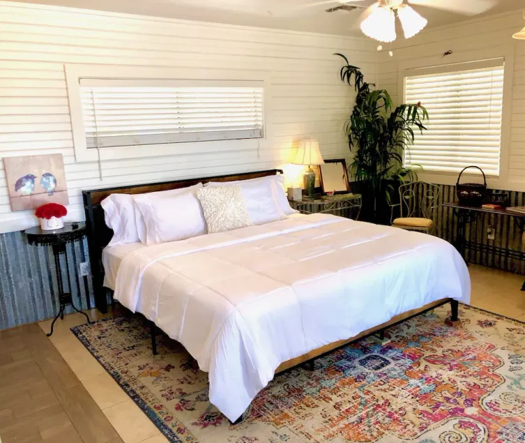 BIRDHOUSE COTTAGE - King Bed: Cozy cottage with Lake Views & Access - Image 1