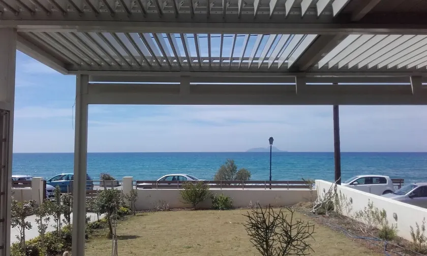 Iris Suite | Beachfront Getaway - Image 1