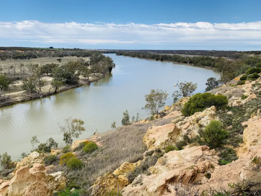 Whistling kite cottage overlooking the scenic Murray River - Image 1